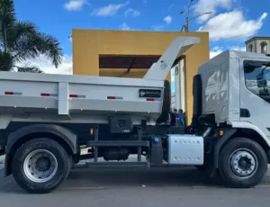 Deputado Wellington Roberto entrega caçamba Volvo a São José de Caiana
