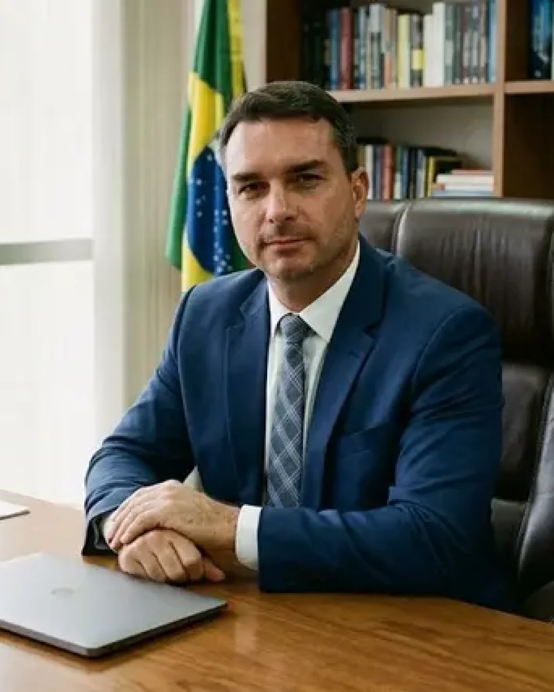 Flávio Bolsonaro confirma visita a Vorcaro em prisão domiciliar