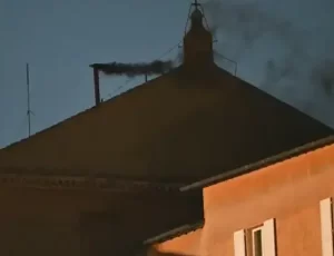 Fumaça Preta: Conclave não elege novo Papa no 1º dia