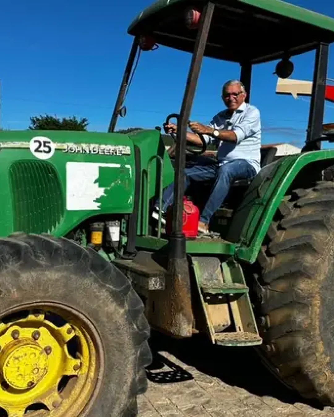 Itamar Moreira entrega ensiladeira para aumentar apoio ao campo