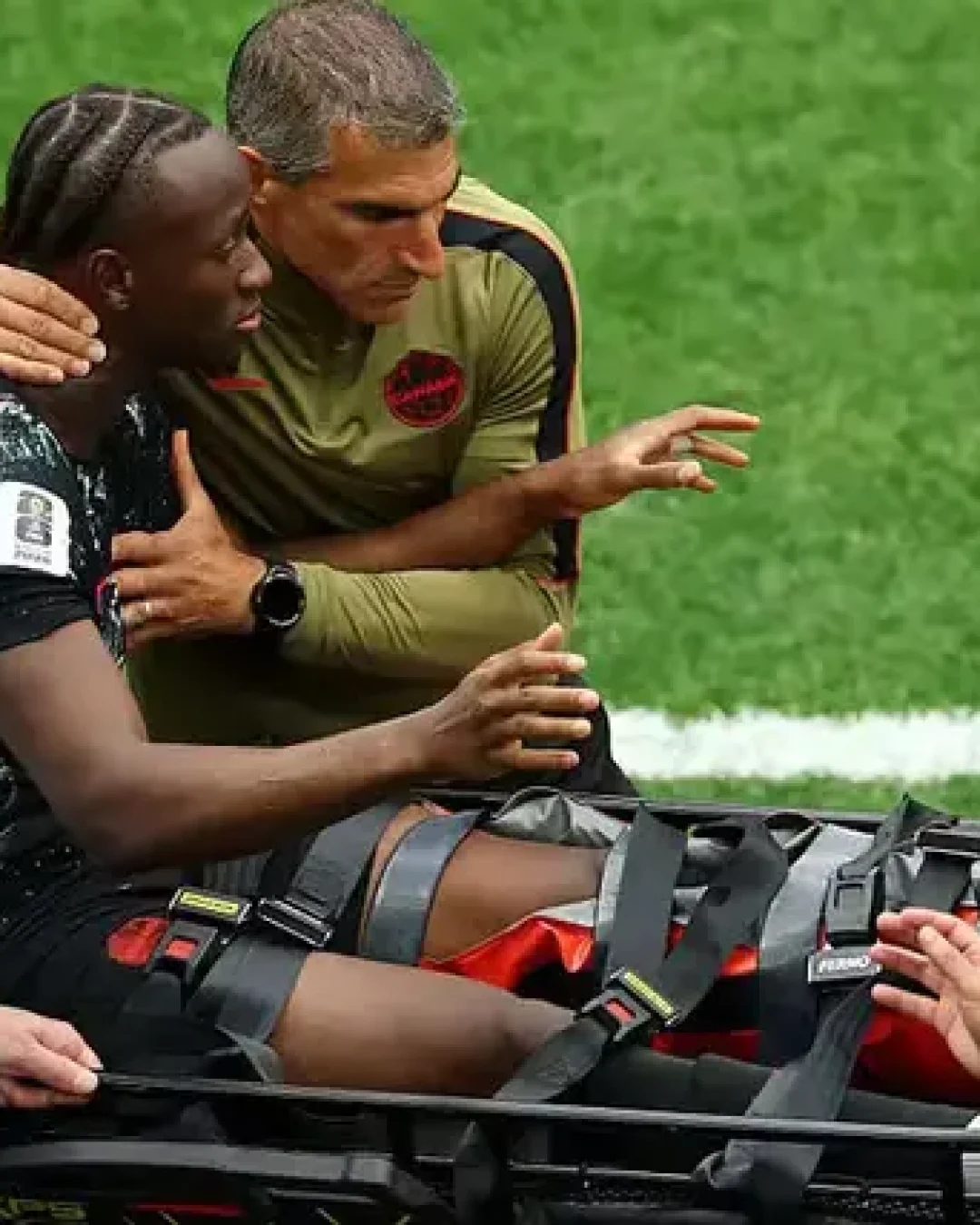Jogador do Canadá quebra perna na Copa