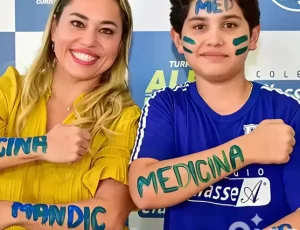 Mãe e filho de 13 anos aprovados em medicina