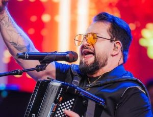 VÍDEO: Marrone cai do palco durante show e leva pontos na testa