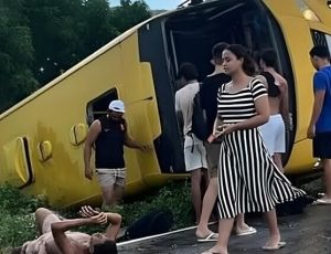 Ônibus escolar tomba na BR-226 com alunos