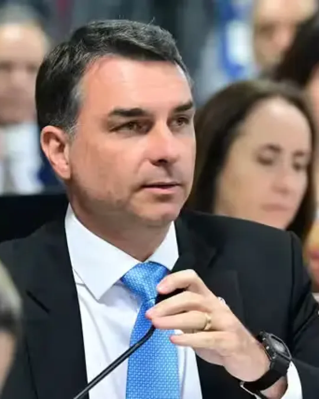 Pesquisa suspensa pelo TSE envolve Flávio Bolsonaro
