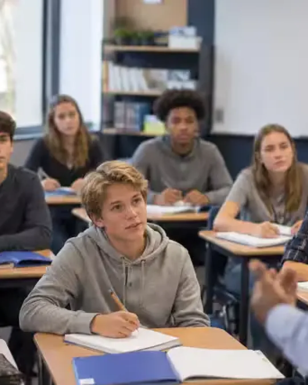 Política e cidadania entram na educação básica