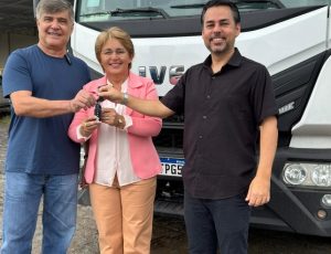 Prefeita Leninha recebe veículo Caçamba do deputado Wellington Roberto