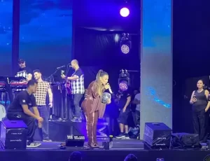 Simone Mendes ganha galinha no show em Campina Grande