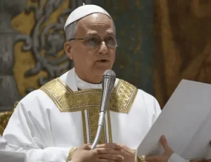 Vaticano divulga foto oficial do Papa Leão XIV