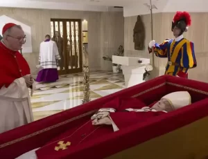 Vaticano divulga fotos do papa Francisco no caixão