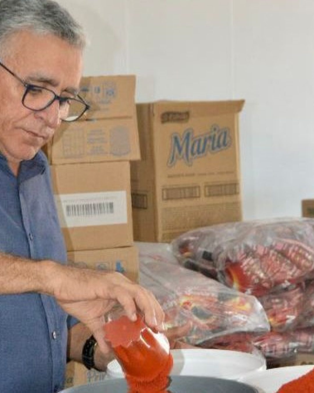 prefeitura-de-poco-dantas-inova-e-produz-o-seu-proprio-colorau-para-a-montagem-de-cestas-basicas-e-merenda-escolar